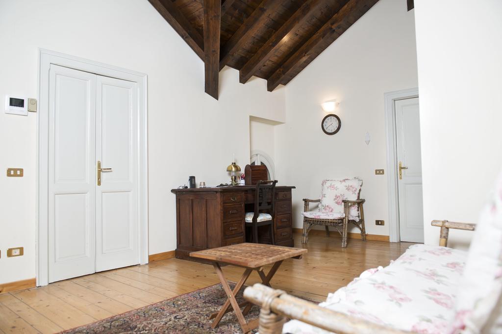 Lasnigo Villa Pinetina B&B الغرفة الصورة